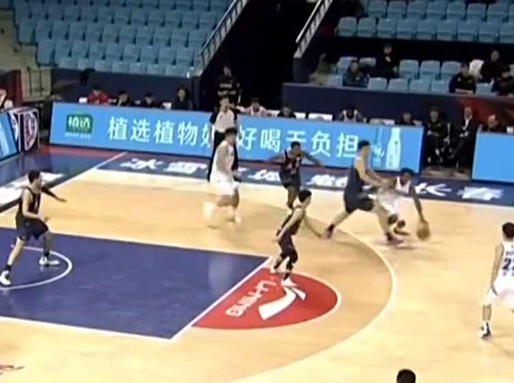  科隆主场灯光故障，比赛中断半小时引争议  