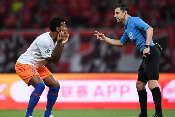  VAR争议判罚引众怒，英超裁判组遭抨击  